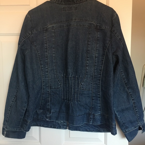 Christina Zinn - Cute ruffled denim jacket - Picture 3 of 7